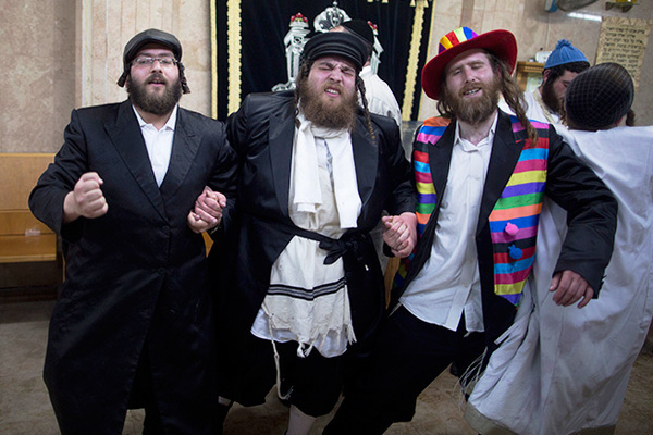 Ультраортодоксальные евреи-хасиды на празднике Пурим
