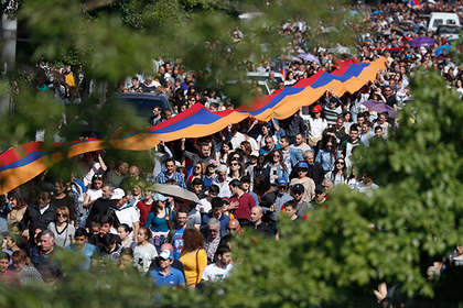 Депутаты парламента Армении начали переходить на сторону оппозиции