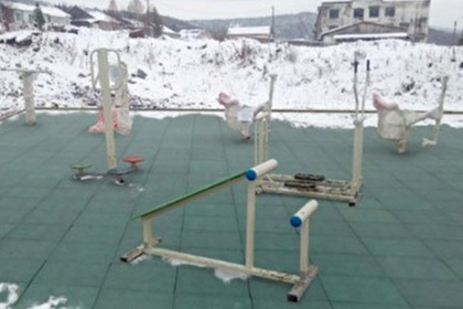 Кемеровские чиновники отчитались о благоустройстве детской площадки фотошопом