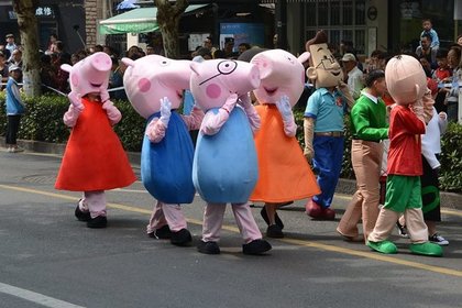 Китайцы в костюмах героев «Свинки Пеппы»