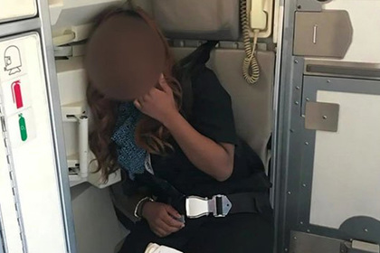 Пьяная стюардесса напугала пассажиров неадекватным поведением