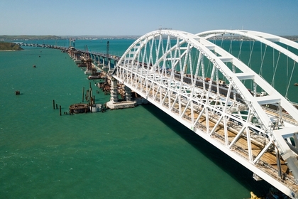 Туристам посоветовали погромче «забивать сваю» на Крымском мосту