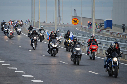 Россияне выехали на Крымский мост и начали массово нарушать закон