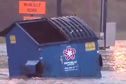 Плывущая по затопленному шоссе мусорка заворожила миллионы и разошлась на мемы