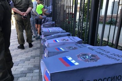 К посольству России в Киеве принесли гробы