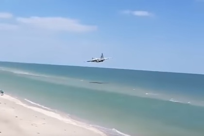 Украинские военные назвали причину предельно низкого полета Су-25 над пляжем‍