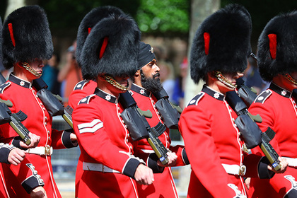 Индиец из королевской гвардии надел тюрбан на парад