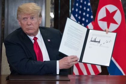 Дональд Трамп с подписанным по итогам двустороннего саммита документом
