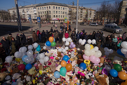 Детдомовцам отдадут сложенные у «Зимней вишни» в память о погибших детях игрушки