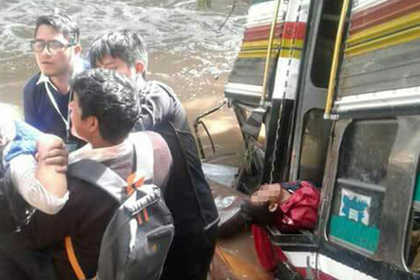 Автобус с 55 студентами упал в пропасть