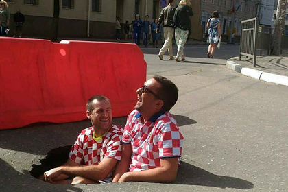 Хорватские фанаты нашли на российской дороге яму, сели в нее и возрадовались