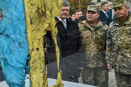 Президент Украины Петр Порошенко, министр обороны Украины Степан Полторак и начальник Генштаба Виктор Муженко 