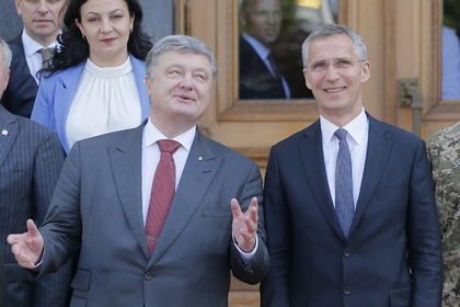 Президент Украины Петр Порошенко с генеральным секретарем НАТО Йенсом Столтенбергом 