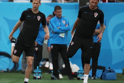 Игроки сборной Хорватии Иван Стринич и Марио Манджукич (слева направо) 