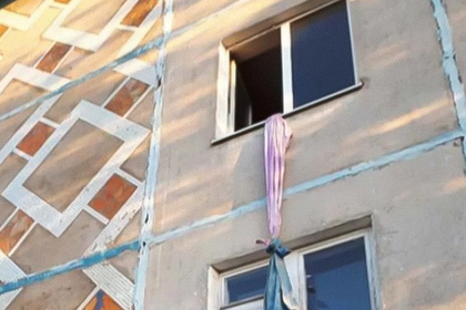Болельщик захотел вломиться в квартиру россиянки и повис перед окном на простыне