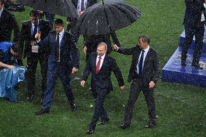 «Сухой и красивый» Путин под зонтом взволновал зарубежные СМИ