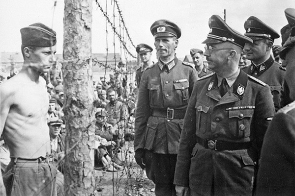 Генрих Гиммлер инспектирует лагерь военнопленных в Минске. Август 1941 года