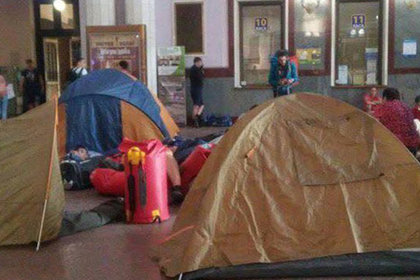 Украинские туристы разбили лагерь на вокзале в знак протеста