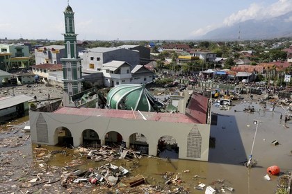 Число жертв цунами в Индонезии превысило тысячу