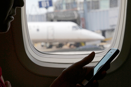 Пилоты назвали возможную причину запрета телефонов на борту