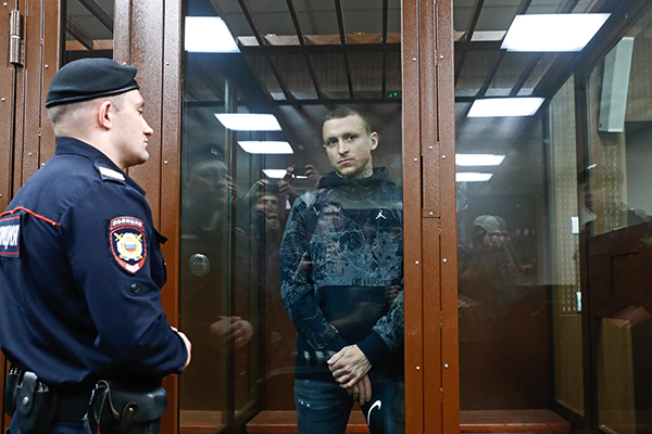 Футболист Павел Мамаев в зале суда