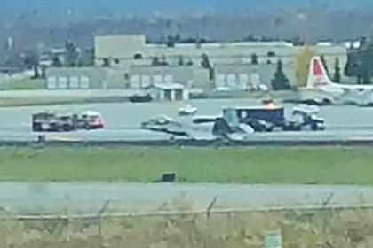 F-22 аварийно сел