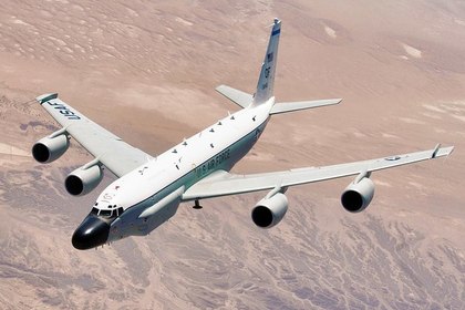 Американский военный самолет провел разведку у границ России