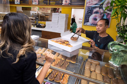 Жители калифорнийского города нашли способ помочь пекарю чаще навещать жену