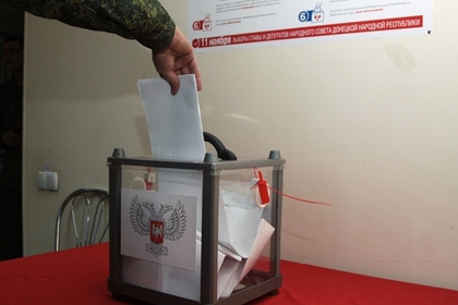 Порошенко из Парижа попросил жителей Донбасса не голосовать