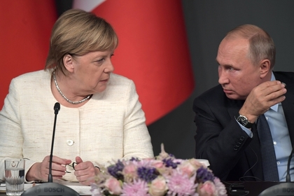На Украине Меркель обвинили в сговоре с Путиным