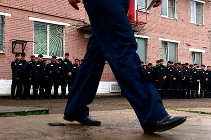 Освобождавший зеков за взятки российский тюремщик пошел под суд