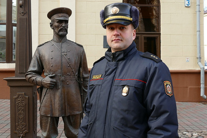 Белорусские милиционеры заставили подростка извиниться перед статуей
