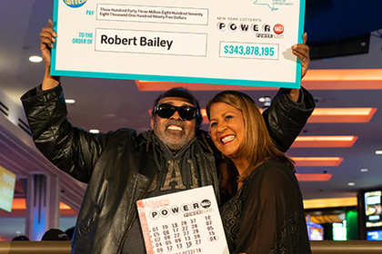 Пенсионер 25 лет покупал лотерейные билеты и выиграл треть миллиарда долларов