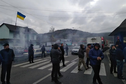 Протестующие украинцы перекрыли дорогу в Киев