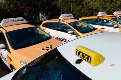 Прождавшему пассажирку восемь часов московскому таксисту предложили автомобиль
