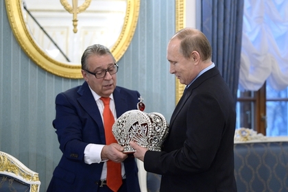 Хазанов объяснил подаренную Путину корону