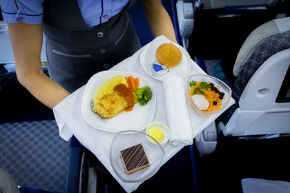 Названы авиакомпании с лучшей и худшей едой на борту