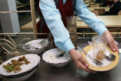 Омские школьники отжали грязные тряпки в чай и заинтересовали прокуроров