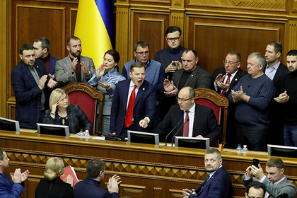 Верховная Рада утвердила введение военного положения на Украине