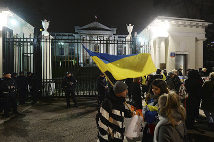 Митингующие у посольства России в Польше