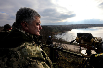 Порошенко ввел на Украине военное положение