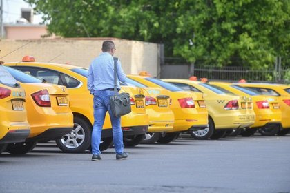 В Госдуме предложили заставить таксистов снимать себя на камеру