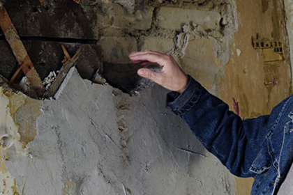 Живущую в аварийном доме сироту решили засудить за обвалившуюся стену