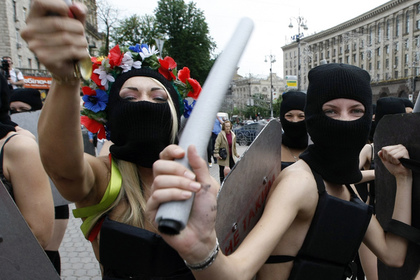 Активистка Femen испортила восковую фигуру Путина и избежала наказания