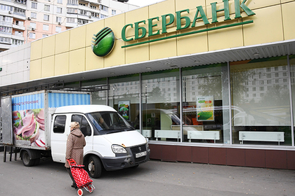 Россияне стали реже ходить в Сбербанк