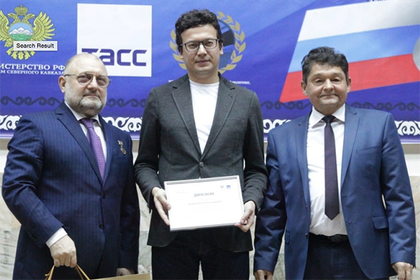 Антон Ширяев (в центре) на церемонии вручения премии