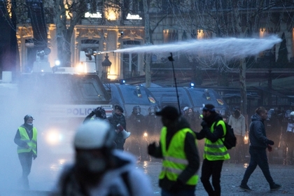 Российская журналистка искала связь России с протестами во Франции и попалась