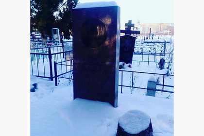 Российские чиновники спилили ель для Нового года на кладбище