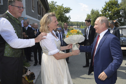 Глава МИД Австрии объяснила приглашение Путина на свадьбу
