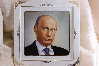 В России начали торговать тарелками с Путиным за 32 тысячи рублей